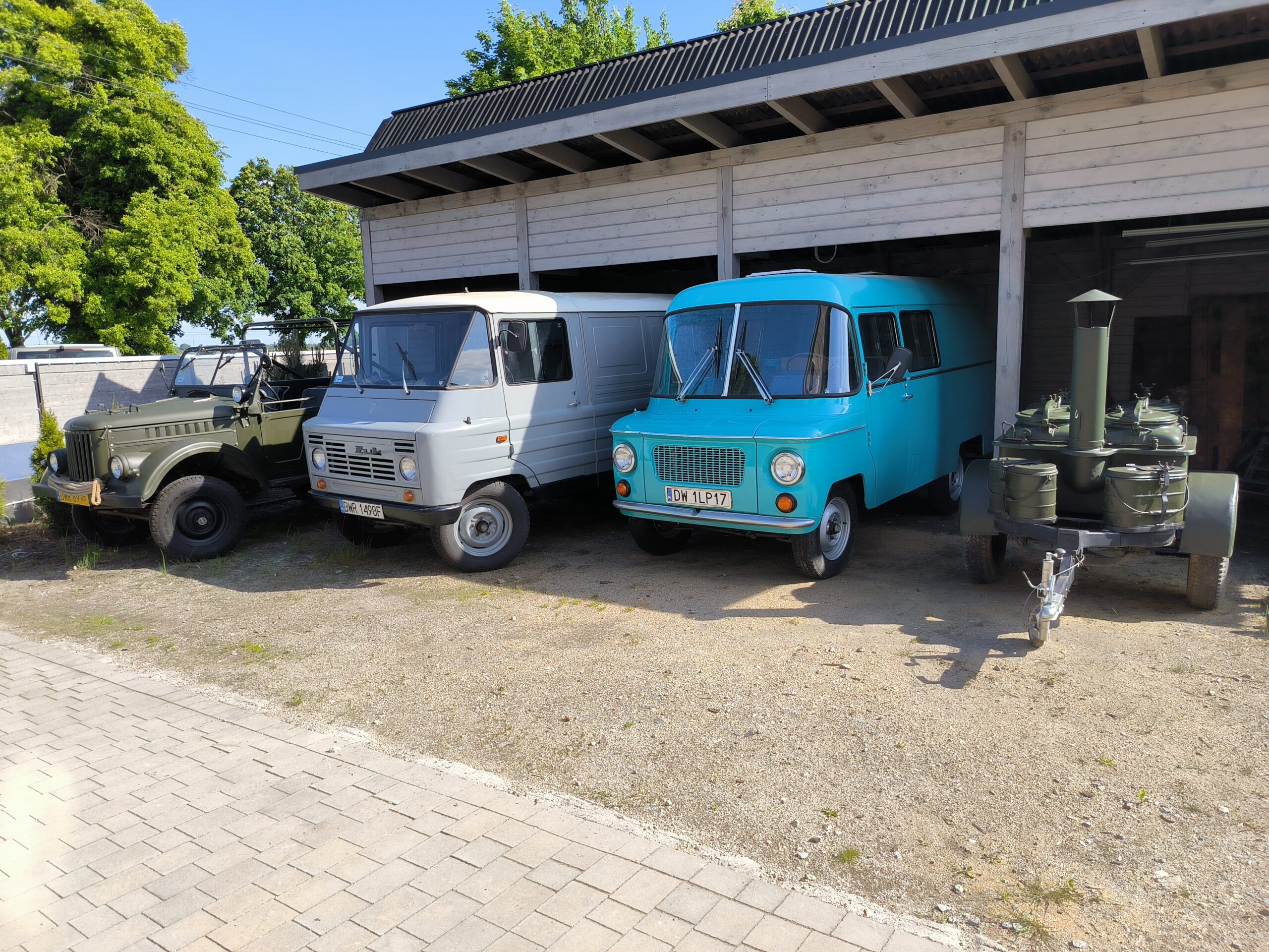 Zabytkowe auta stojące na podwórku przy sali weselnej Cztery Prądy.