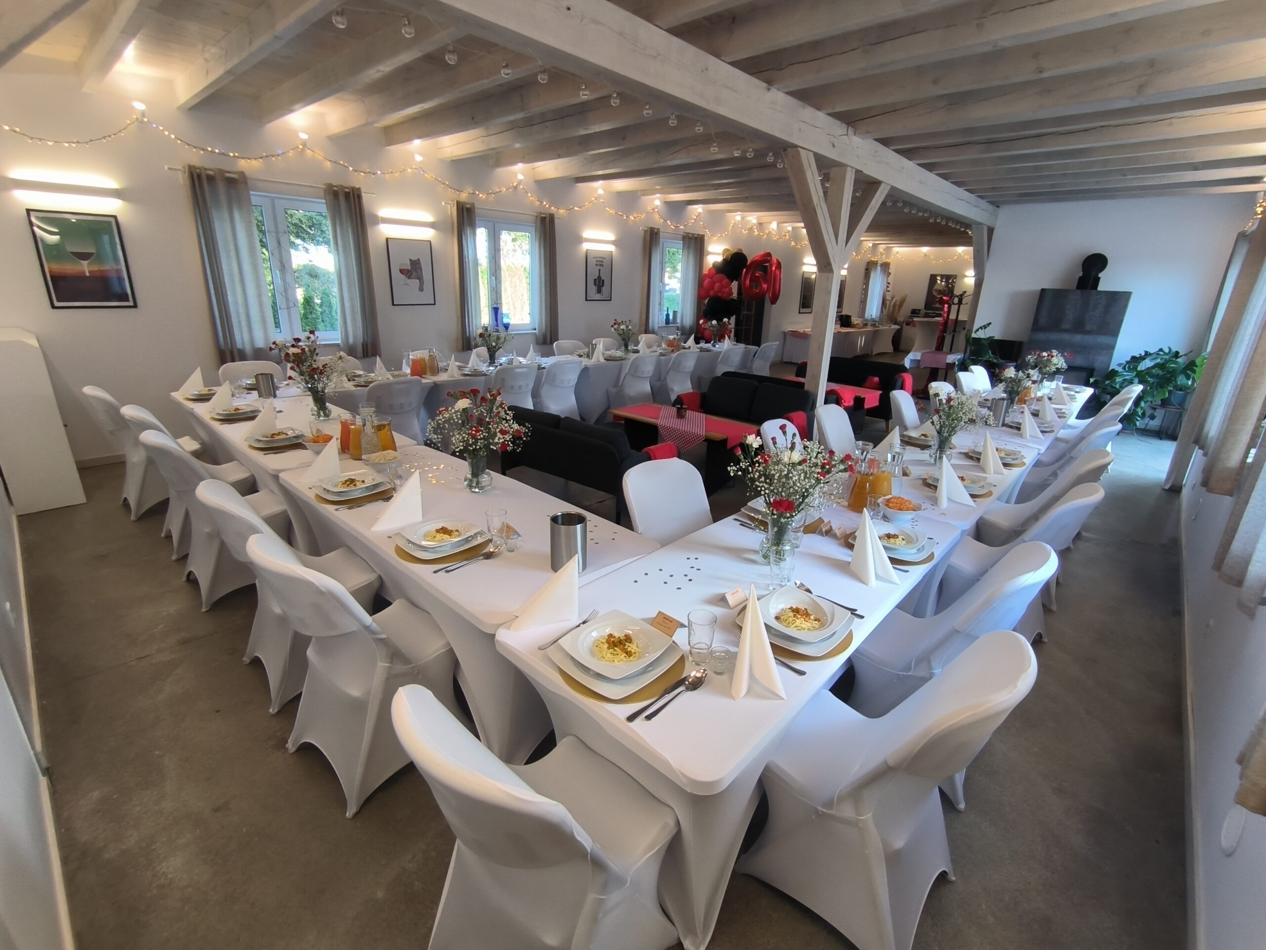 Sala weselna przygotowana do przyjęcia – dekoracje, nakrycie stołów i oświetlenie.