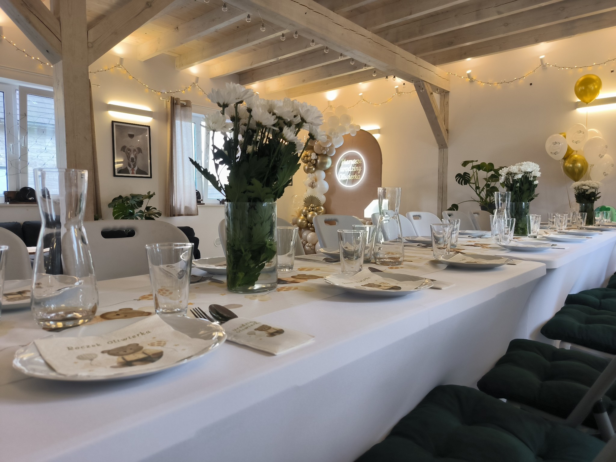 Nowoczesna sala weselna w eleganckim stylu – dekoracje stołów i oświetlenie.