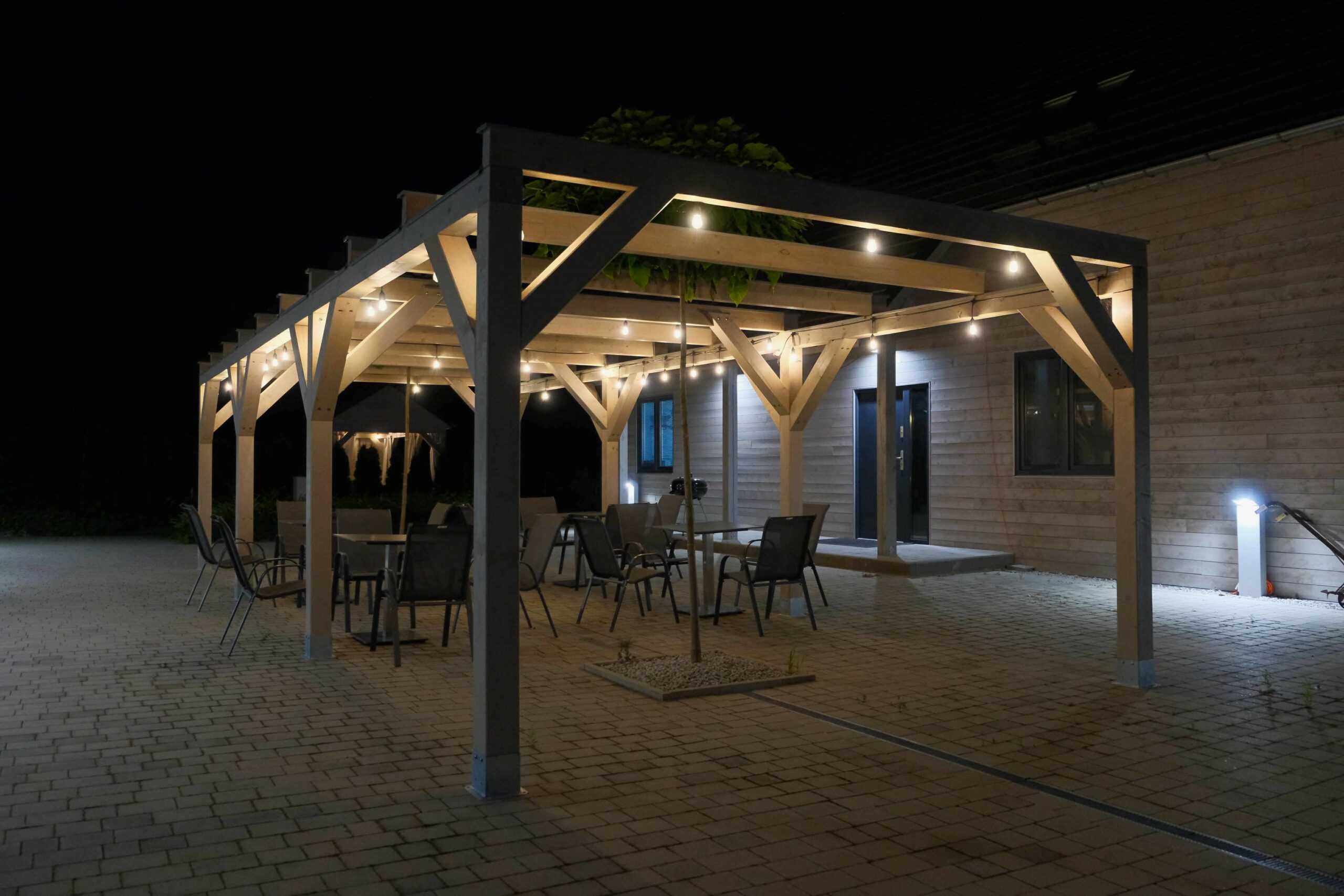 Oświetlony teren przy sali bankietowej gotowej na przyjęcia.