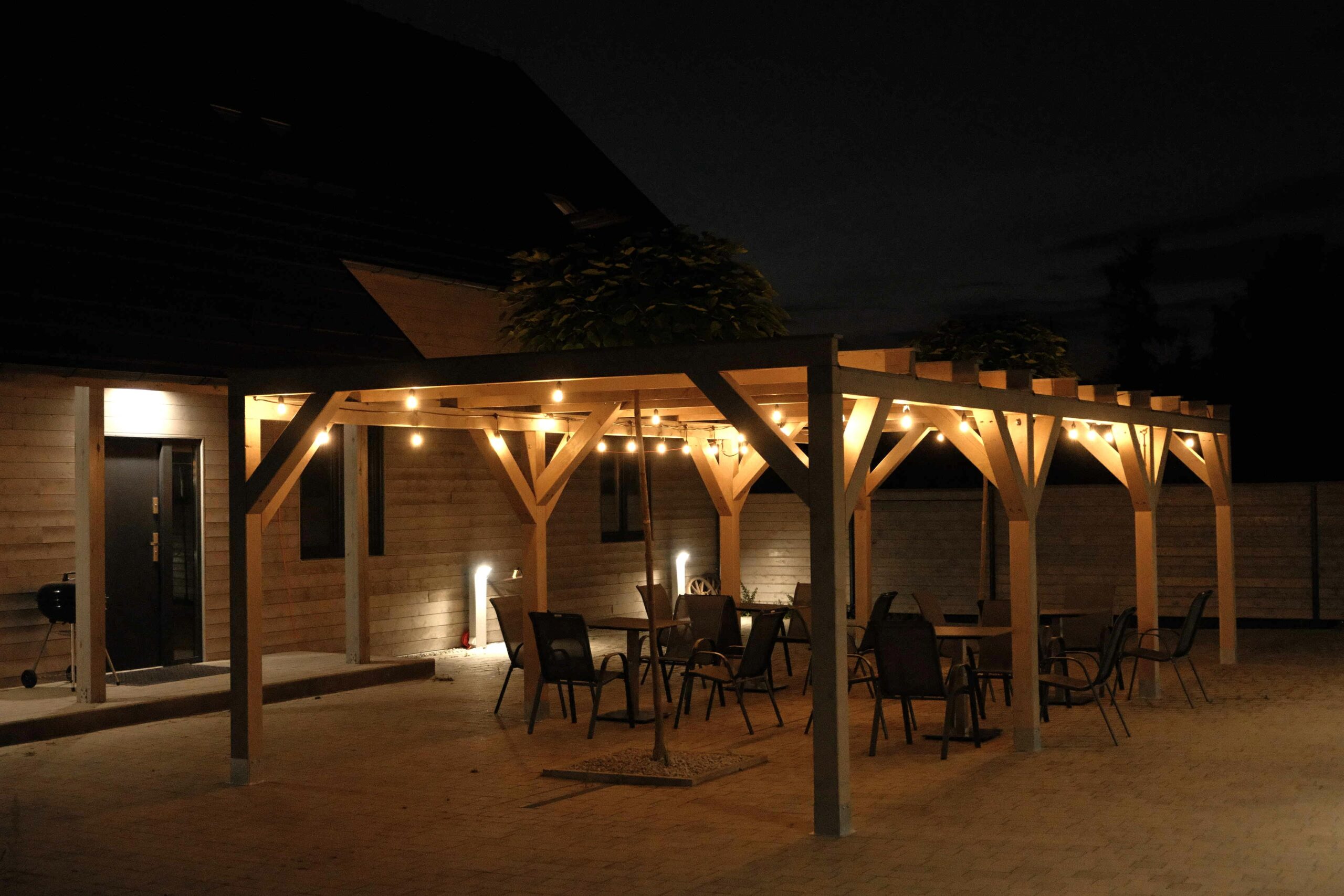 Oświetlony teren przy sali bankietowej gotowej na przyjęcia.