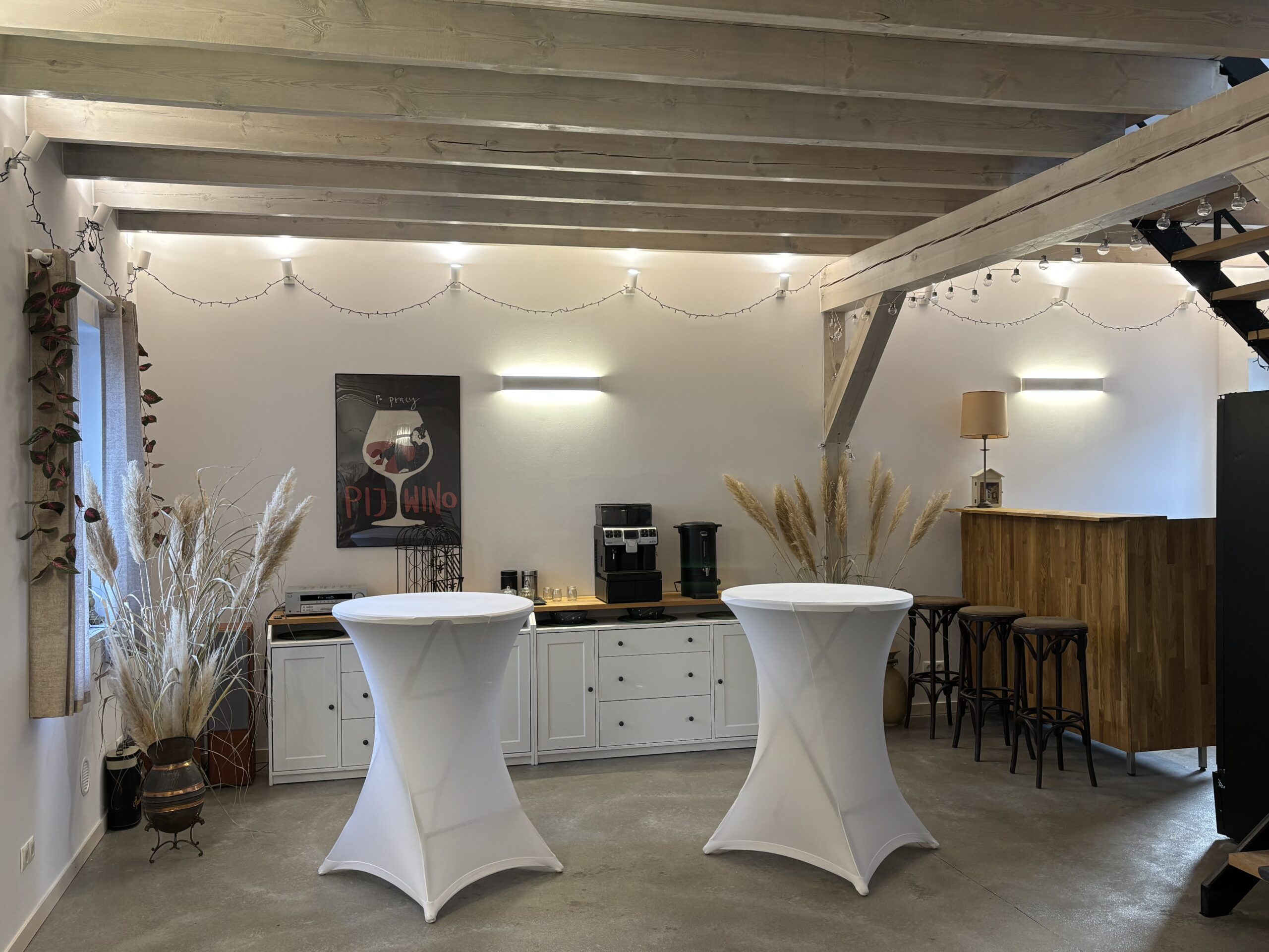 Miejsce na bar w sali weselnej przygotowane do obsługi gości.